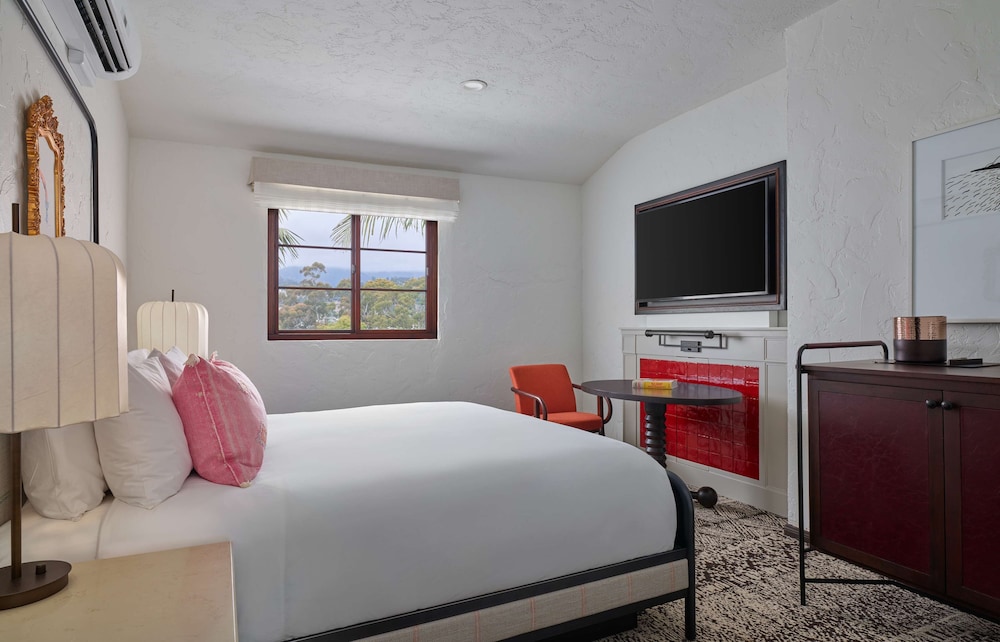 ROOM, KING BED