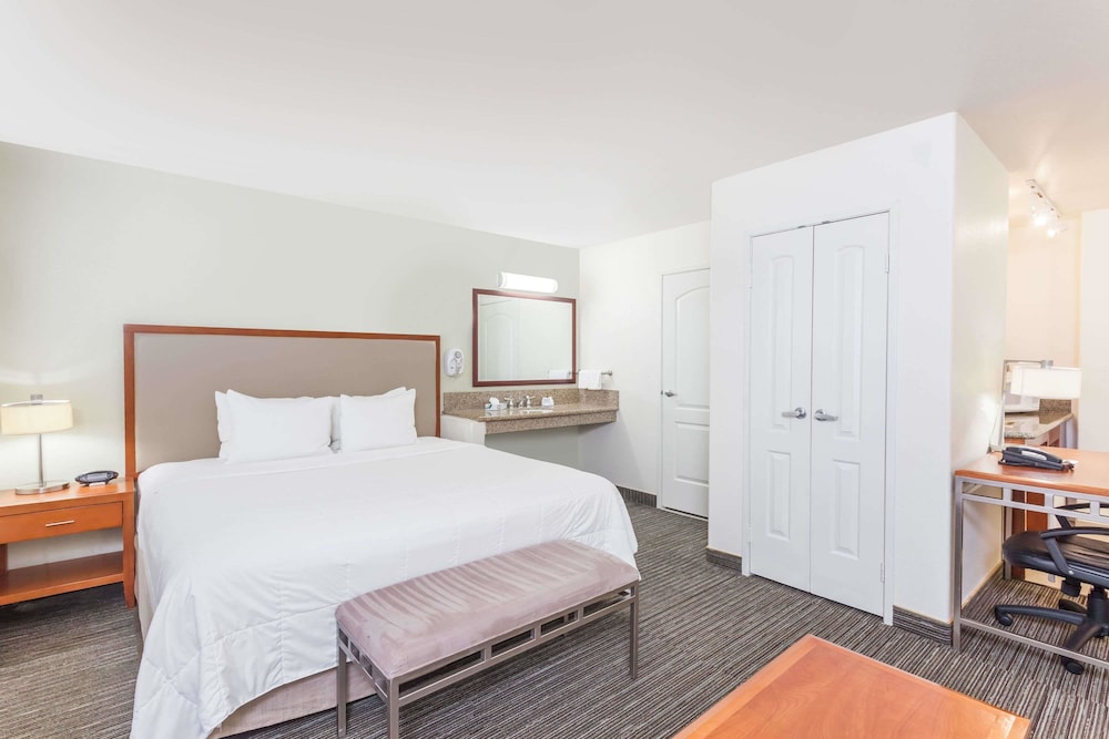 Hawthorn Suites By Wyndham Victorville 9/33