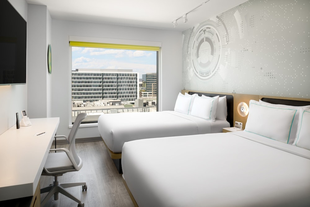 Room, 2 Queen Beds, Space Needle View, Accessible