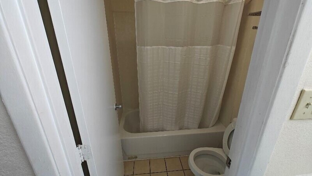 Travelodge by Wyndham Richmond Kentucky 18/35