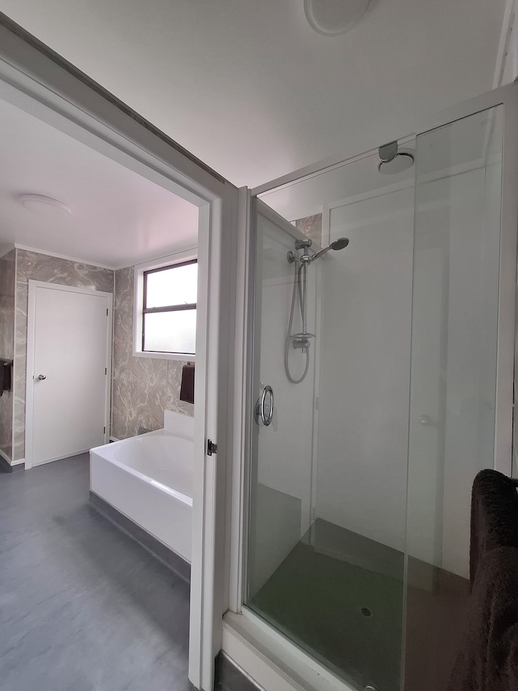 Beetham Park Motel 52/54
