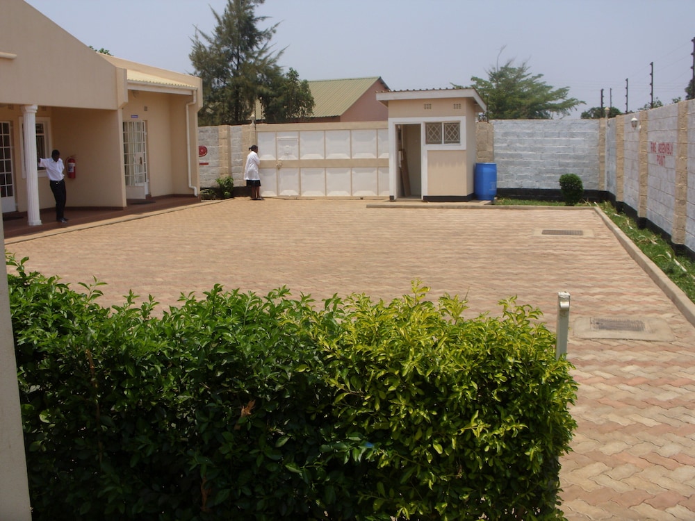 Lusaka Mosi-O-Tunya Executive Lodge 15/19