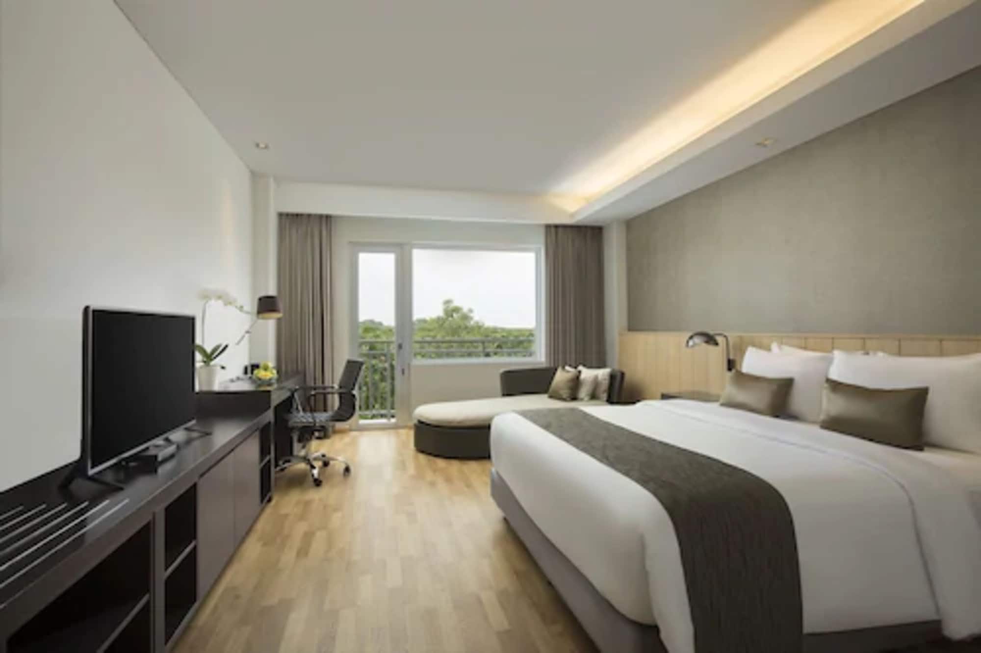 Studio, King Bed, Golf Wing