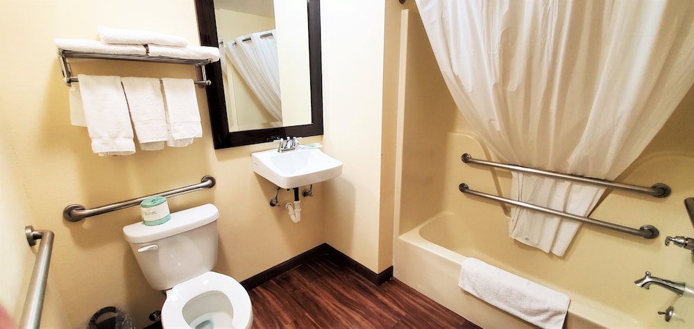 Travel Inn & Suites 50/50