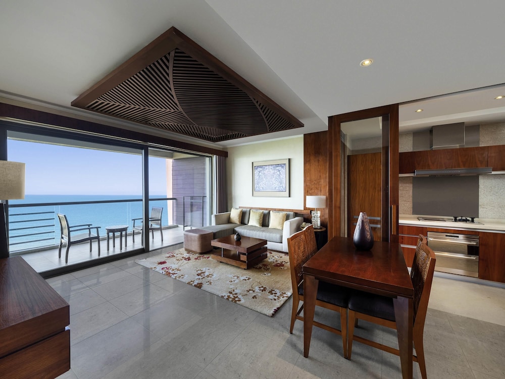 Pullman Oceanview Sanya Bay Resort and Spa 51/76