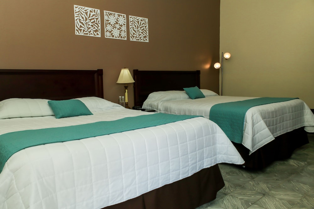 Family, Quadruple, 1 Single and 2 Queen Beds