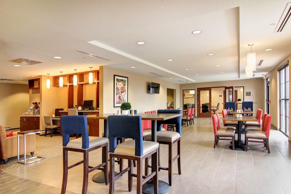 Comfort Suites Carlsbad 32/48