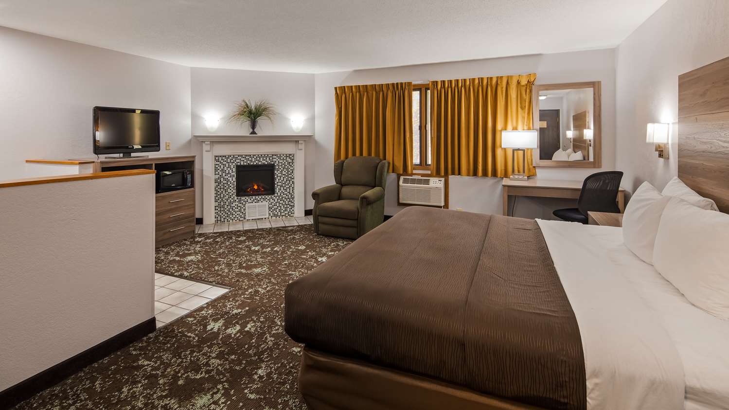 SUITE, KING BED, JETTED TUB