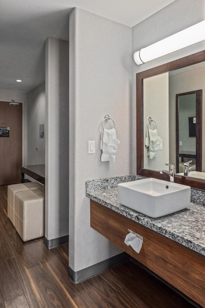 Home Inn and Suites Regina Airport 19/68