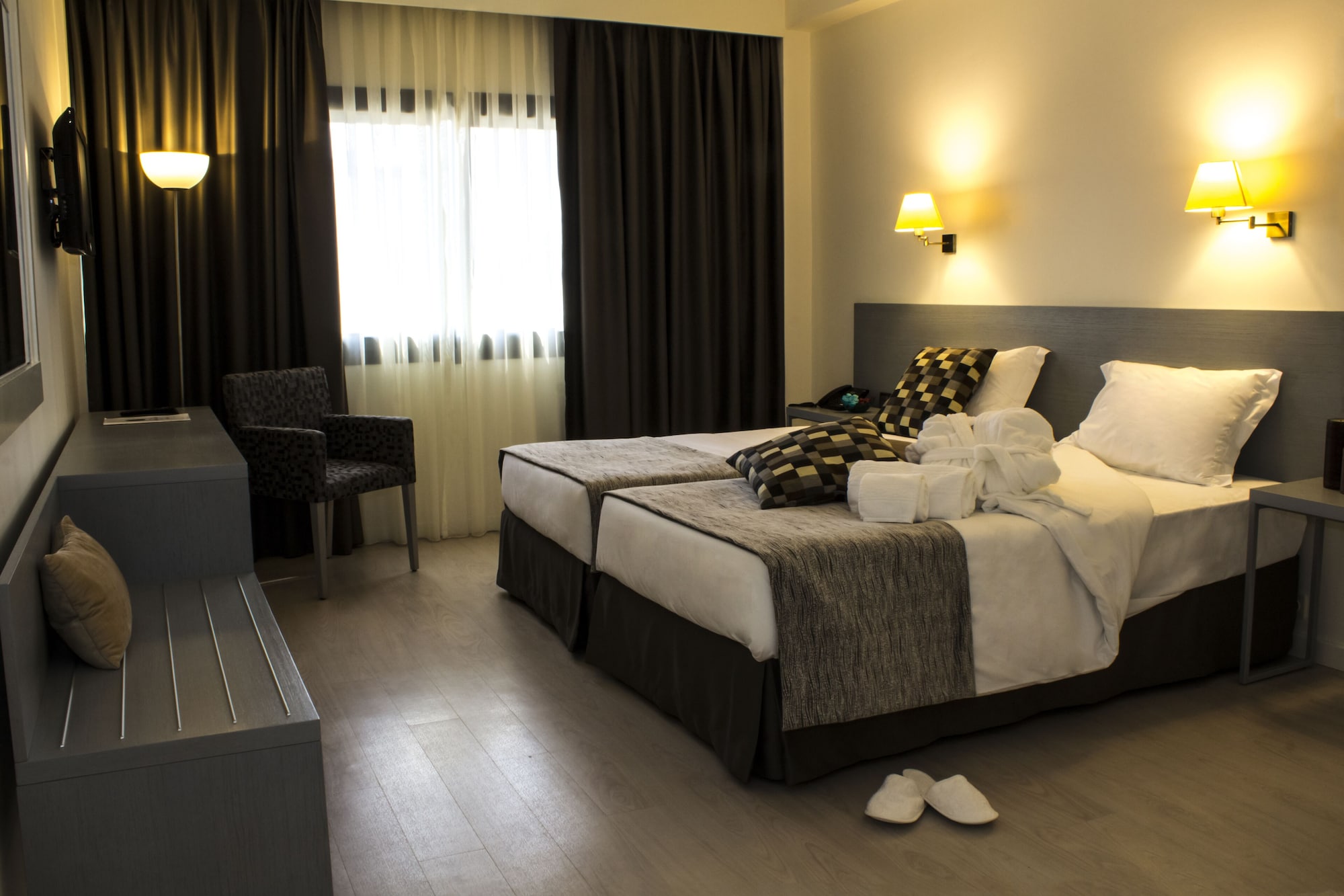 ROOM, TWIN BEDS