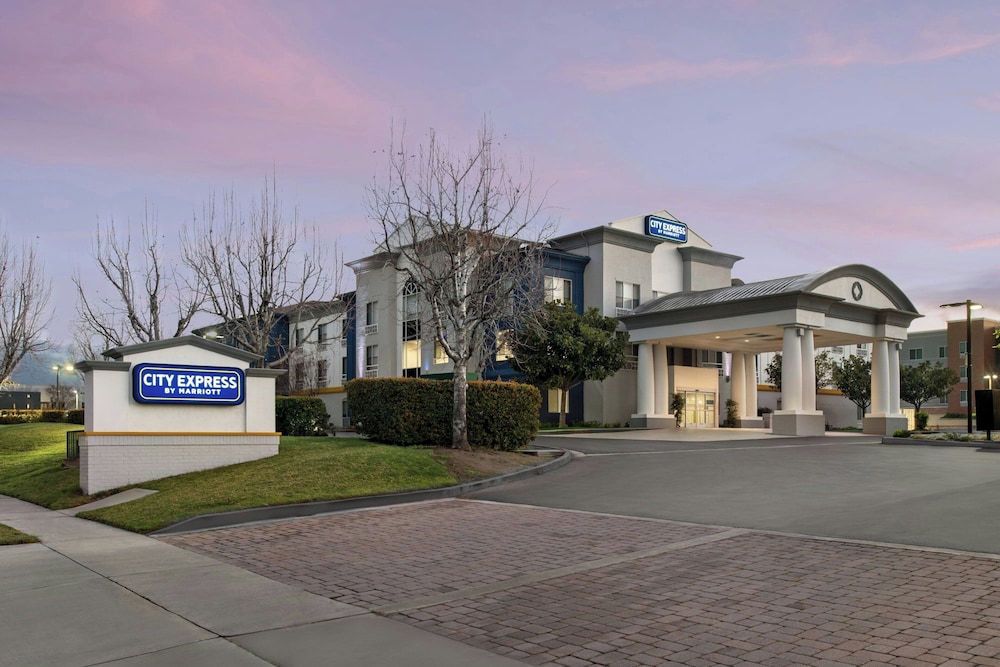 Holiday Inn Express Suites Rancho Cucamonga 50/57