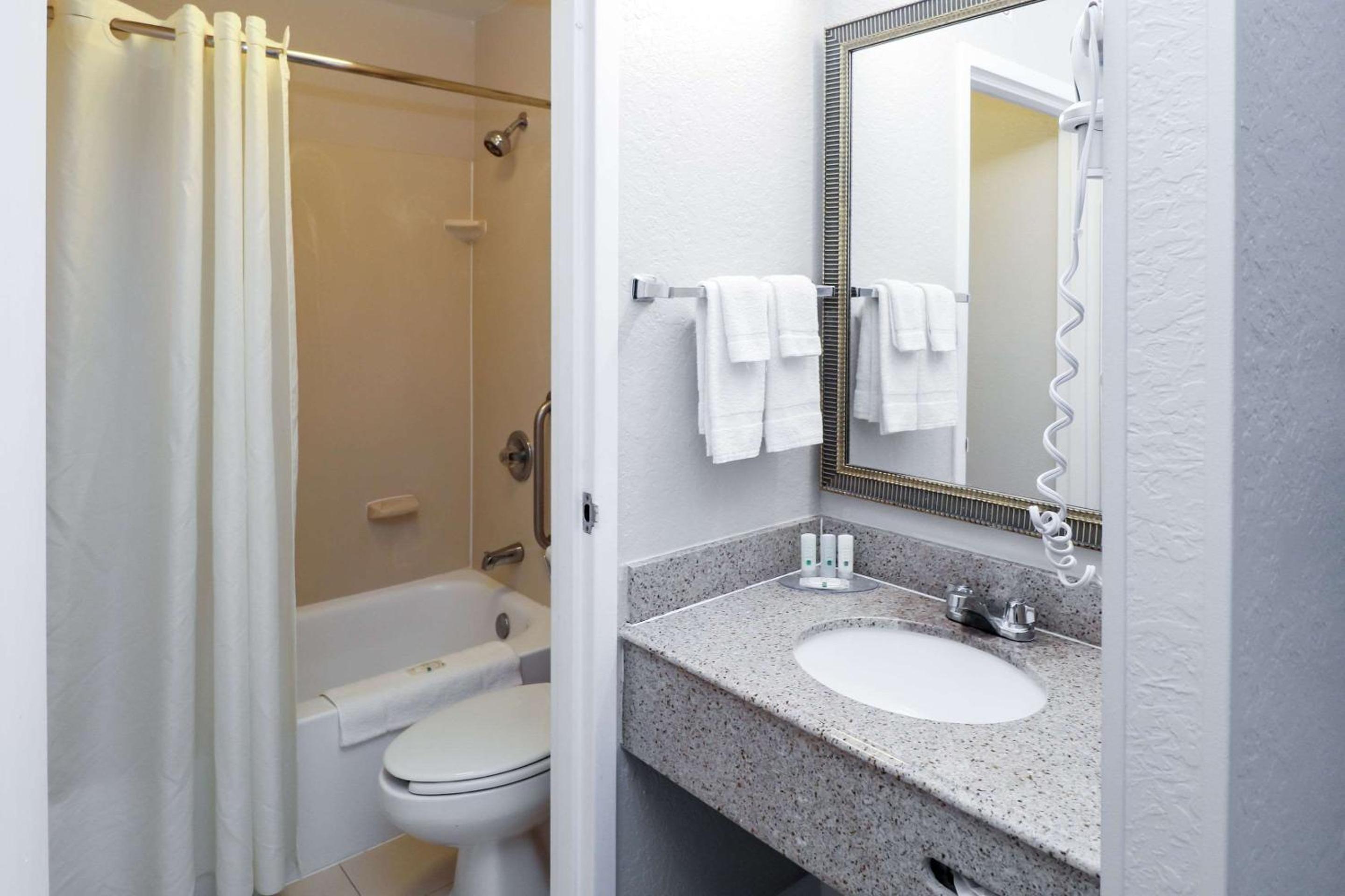 غرفة بسرير كينج بحوض استحمام، Quality Inn Miami Airport - Doral 9/9