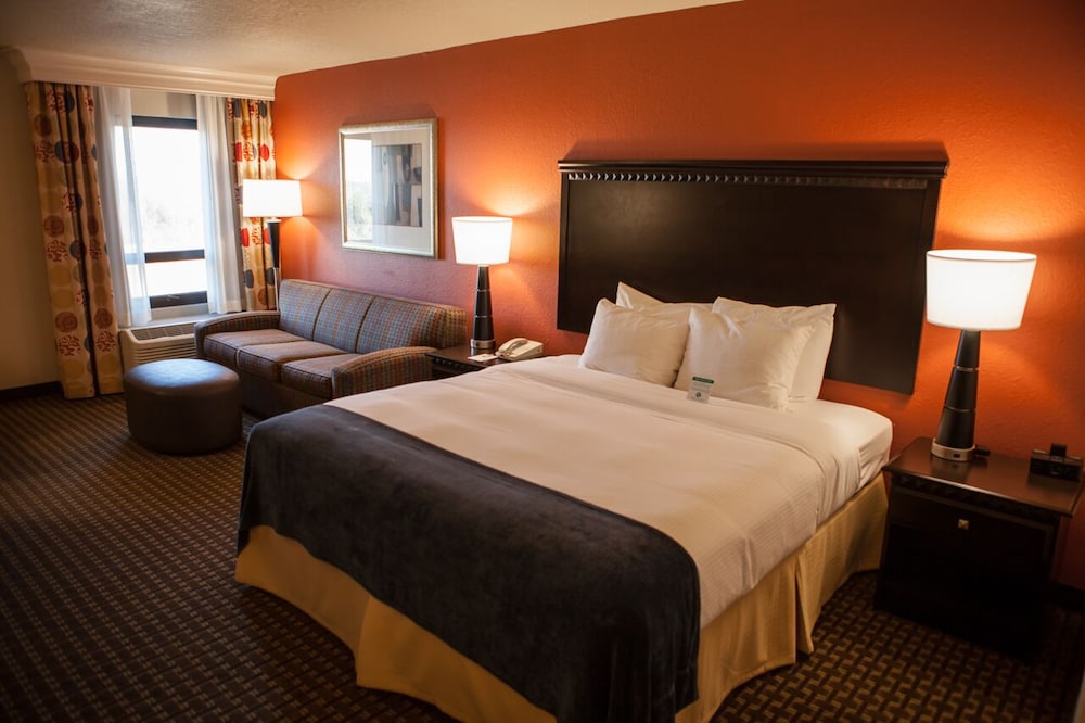 Decatur Conference Center Hotel 6/42