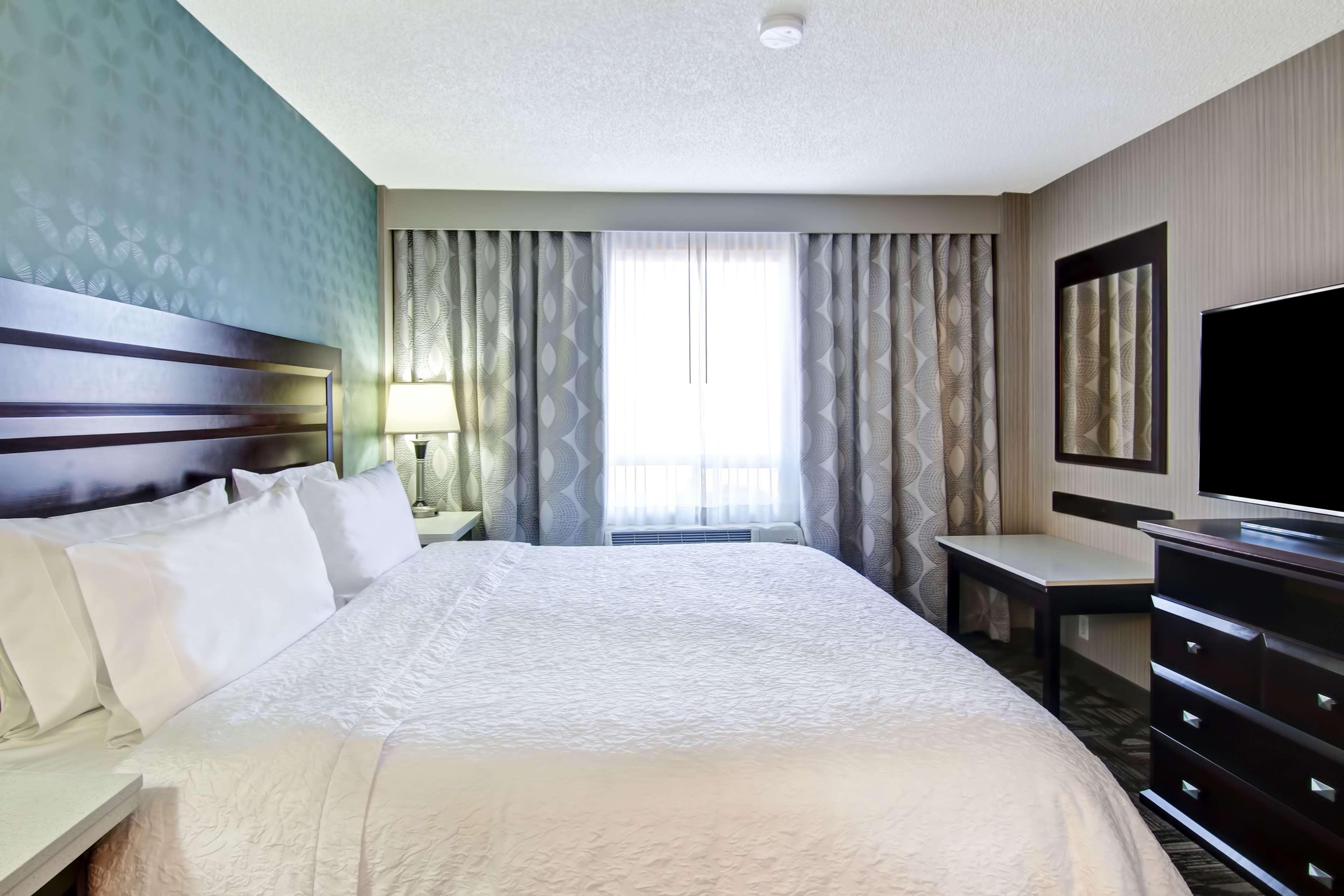 1 BEDROOM, SUITE, KING BED, KITCHEN