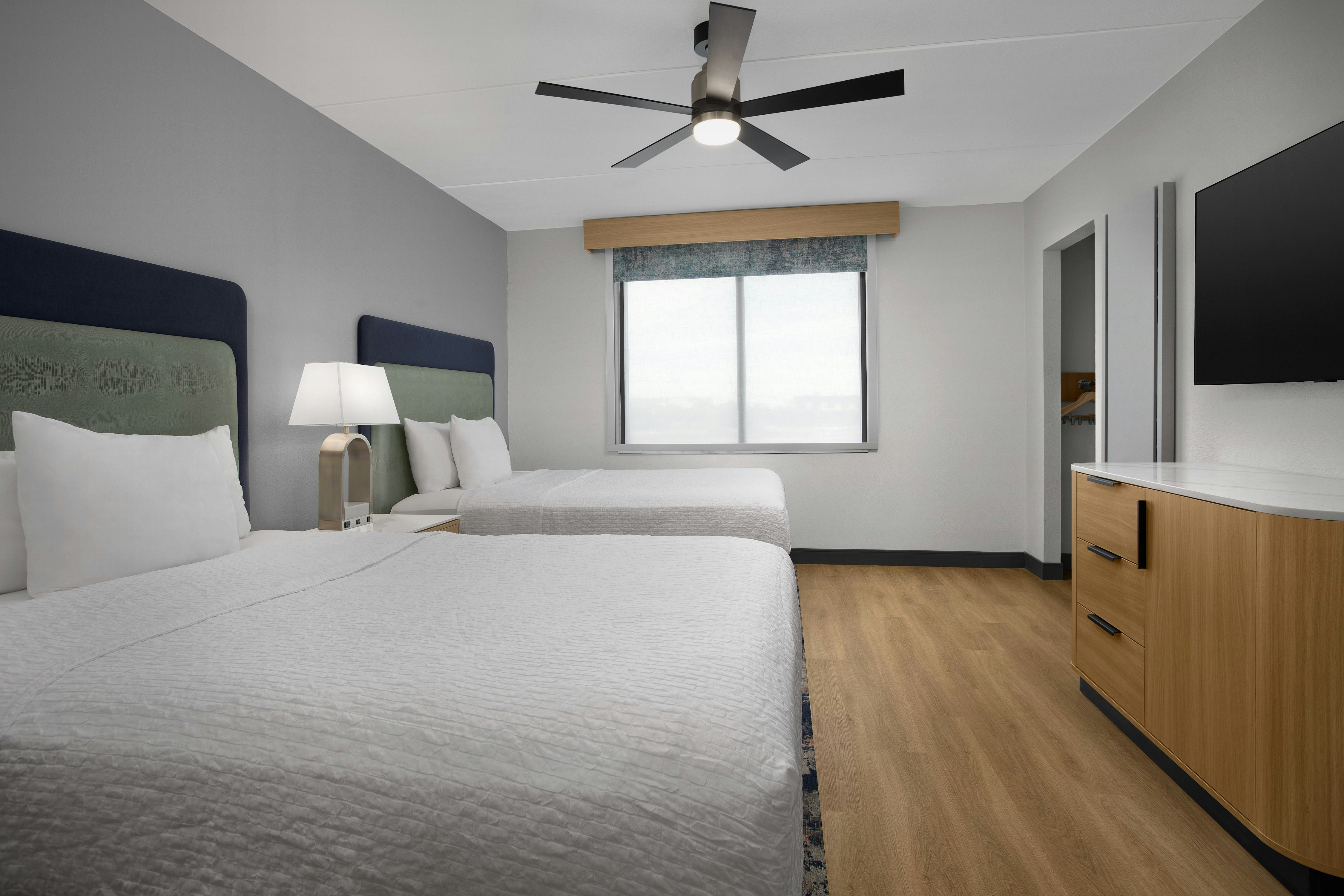 SUITE, KING BED, ACCESSIBLE