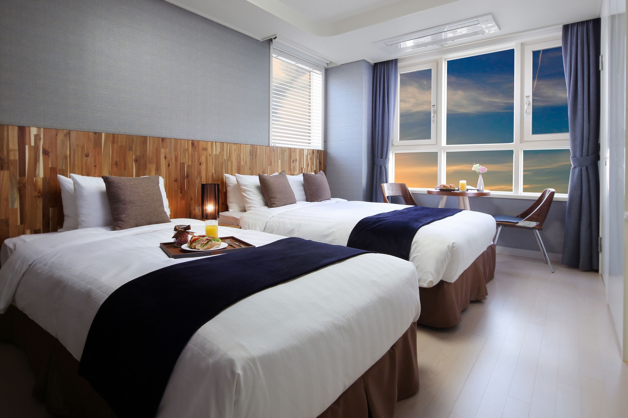 DELUXE, TWIN BEDS