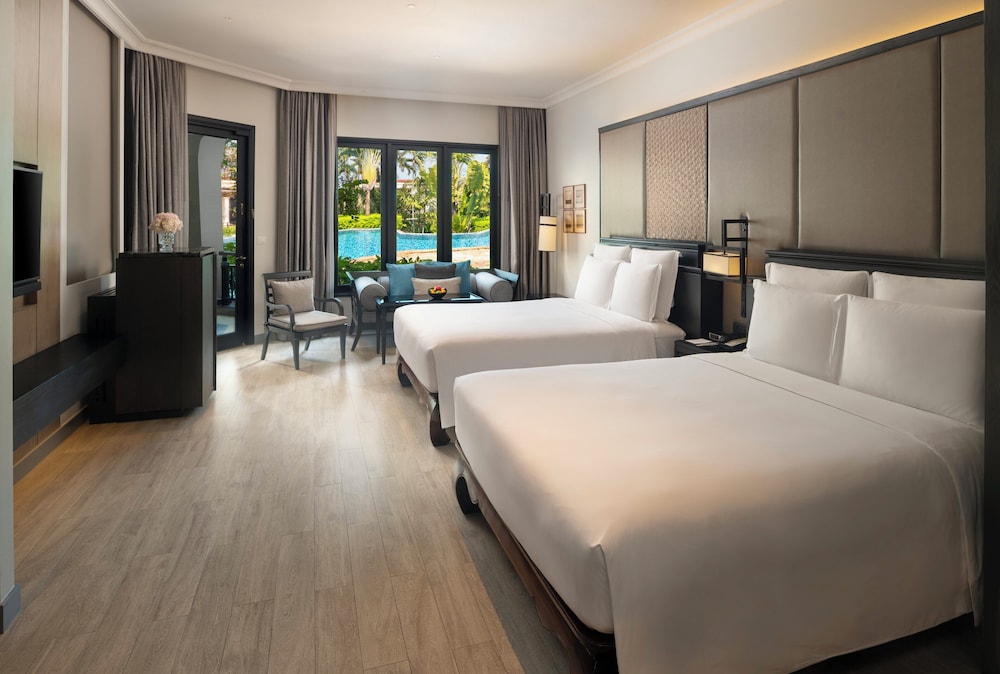 Junior Suite, 2 Queen Beds, Club Lounge Access, Pool Access