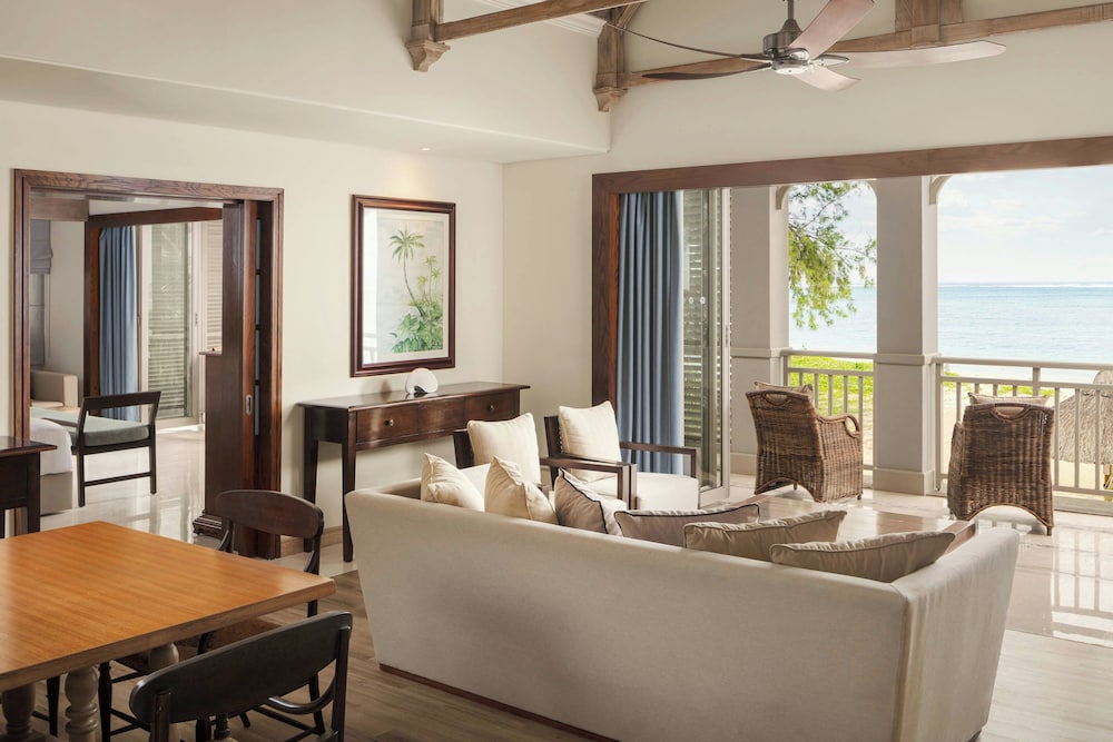 جناح بسرير كينج بشرفة مع أريكة، The St. Regis Le Morne Resort, Mauritius 3/6