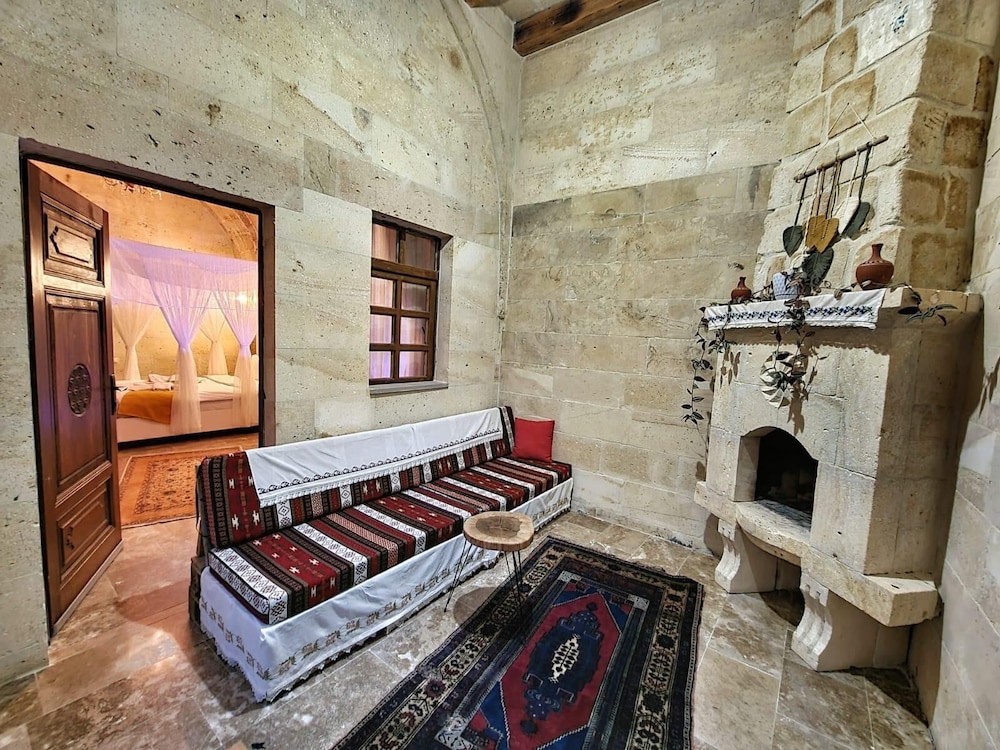 Lavinia Cappadocia Cave 30/50