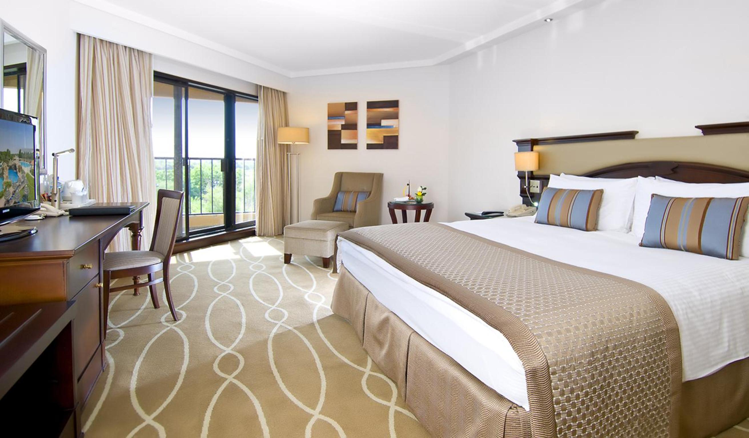 Oasis, Deluxe, King Bed, Pool View
