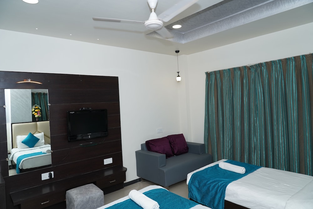 OYO Premium Paldi Cross Road 68/75