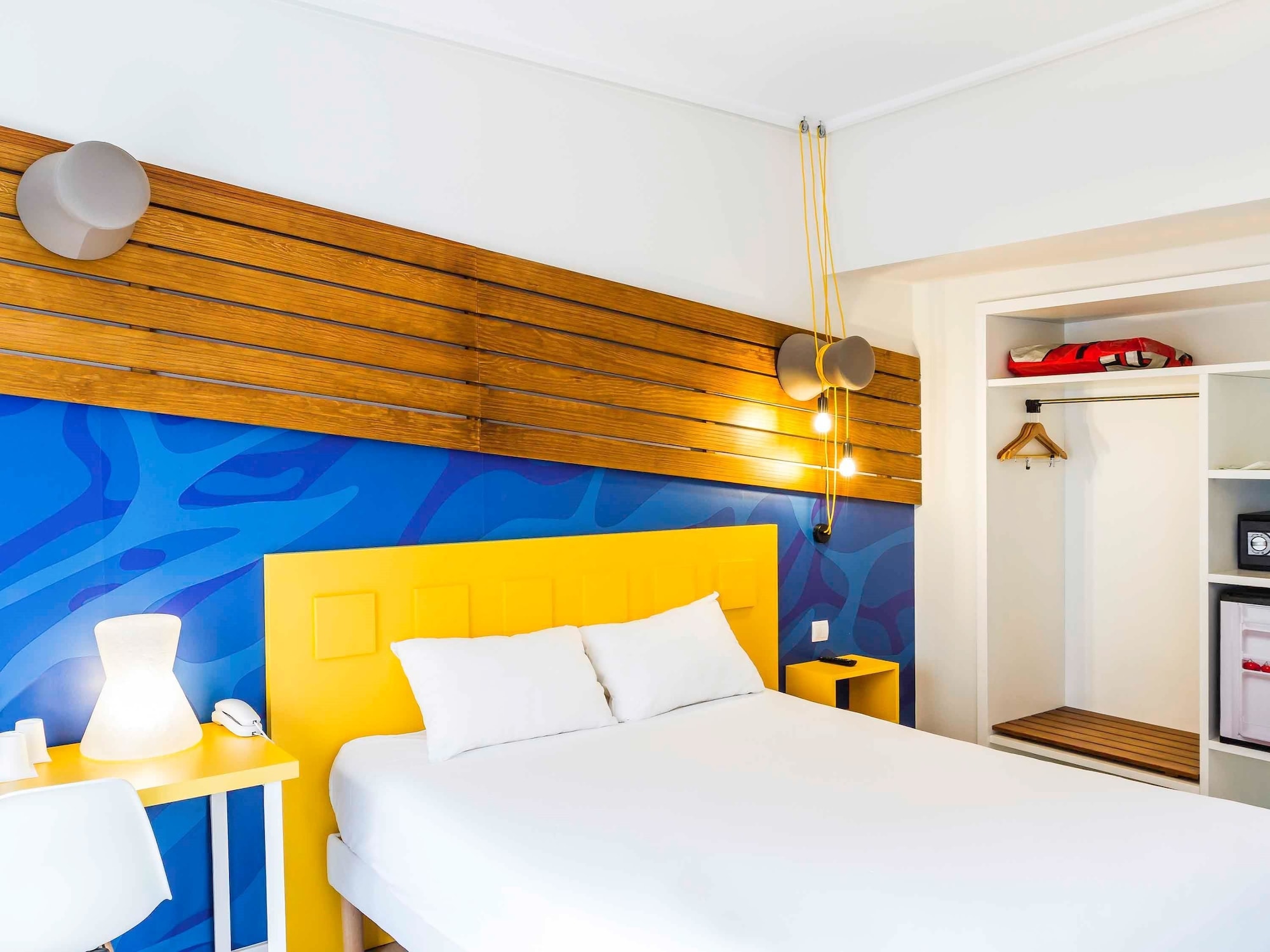 ROOM, DOUBLE BED