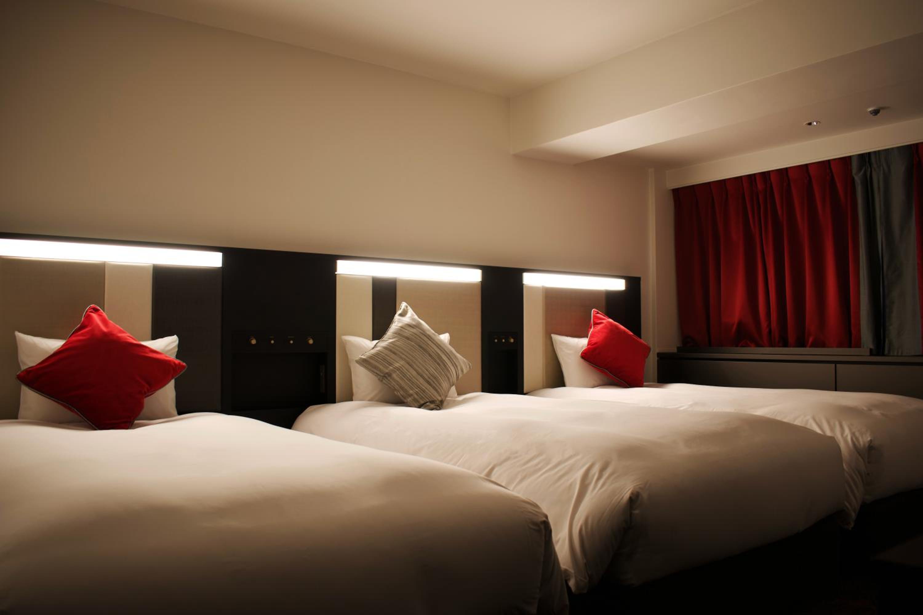 Room, Triple, Twin Beds, Sofa