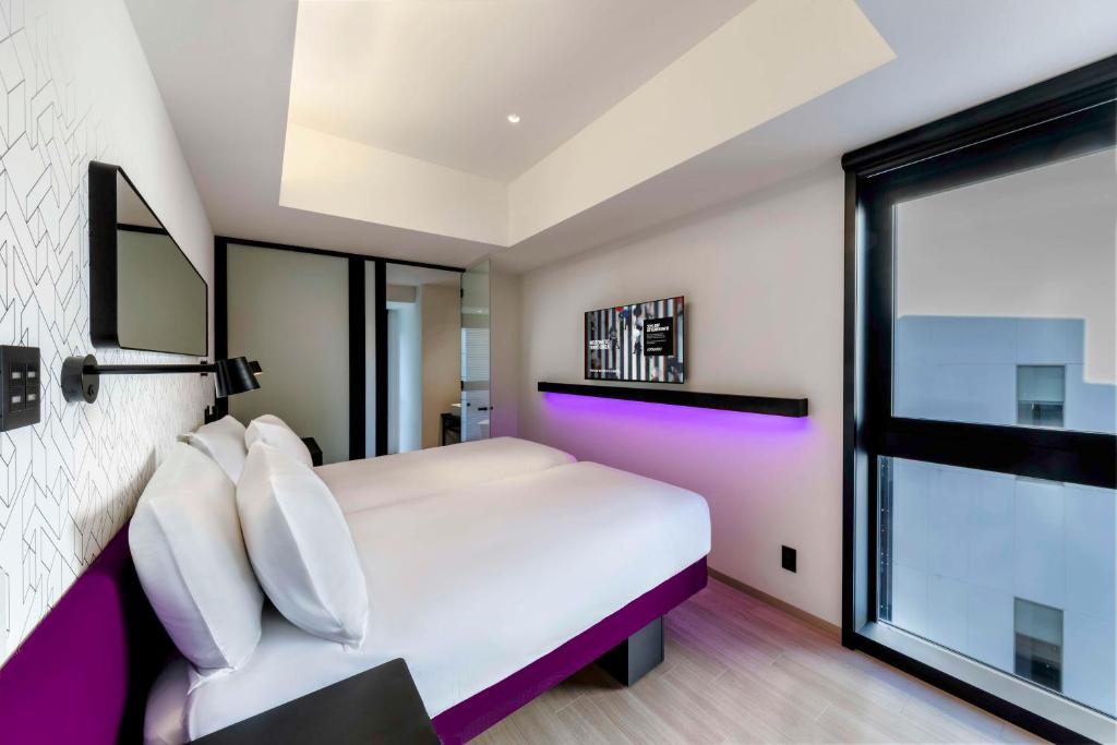 ROOM, QUEEN BED