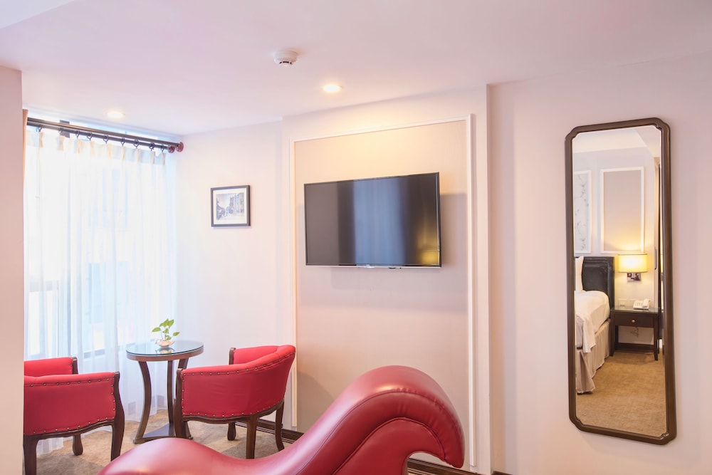 Dinh Ami Hanoi Hotel 51/63