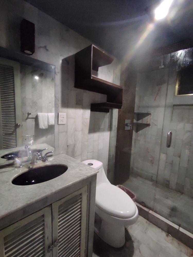 2 BEDROOMS, TOWER, PREMIER, KITCHEN
