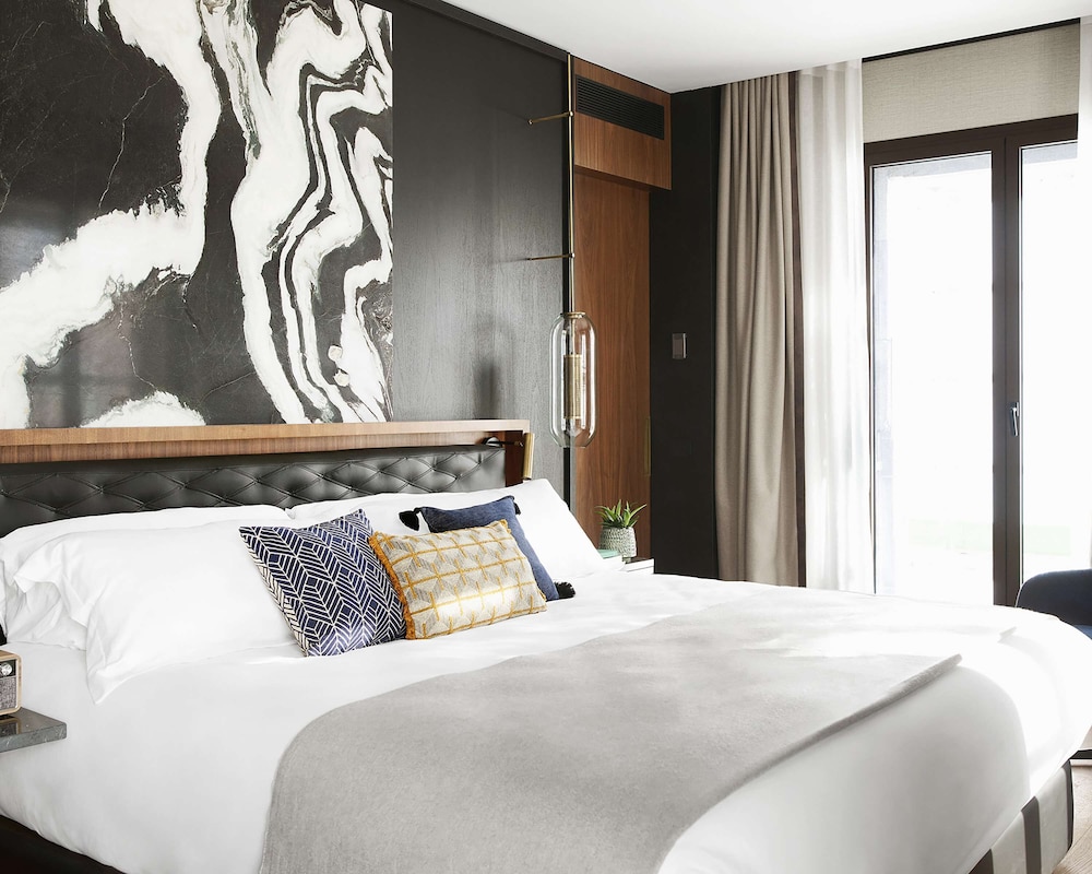 SUITE, KING BED, CITY VIEW
