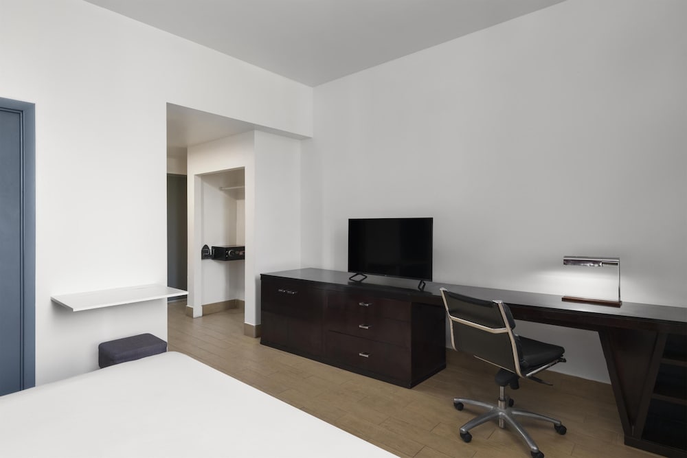 Commodore Suites, SureStay Collection by Best Western 57/71