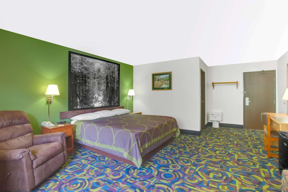 Super 8 by Wyndham Radford VA 6/26