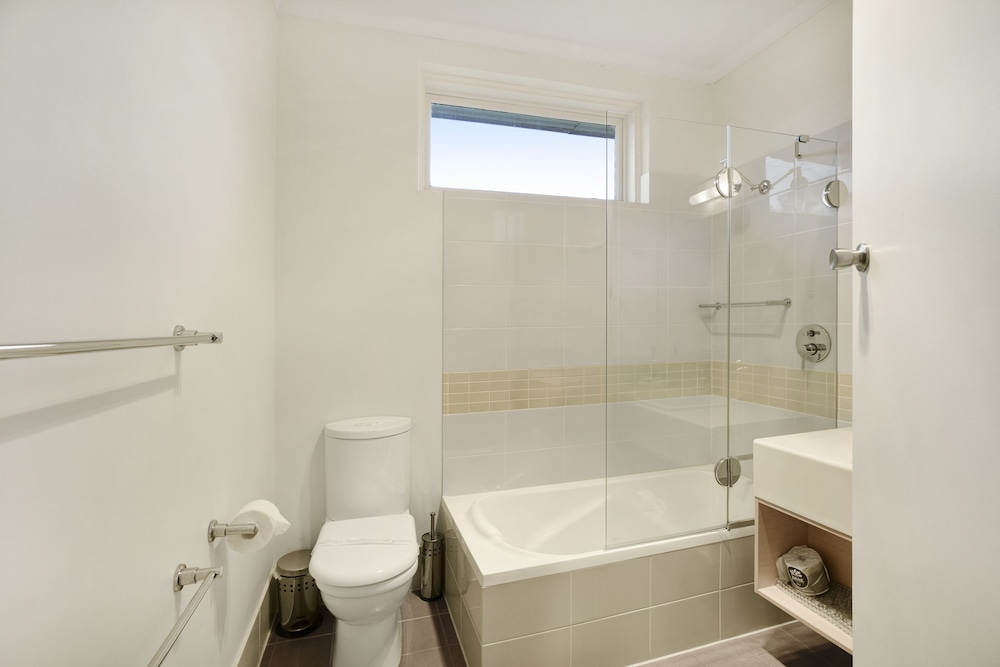 ADELAIDE ROAD MOTOR LODGE 10/49
