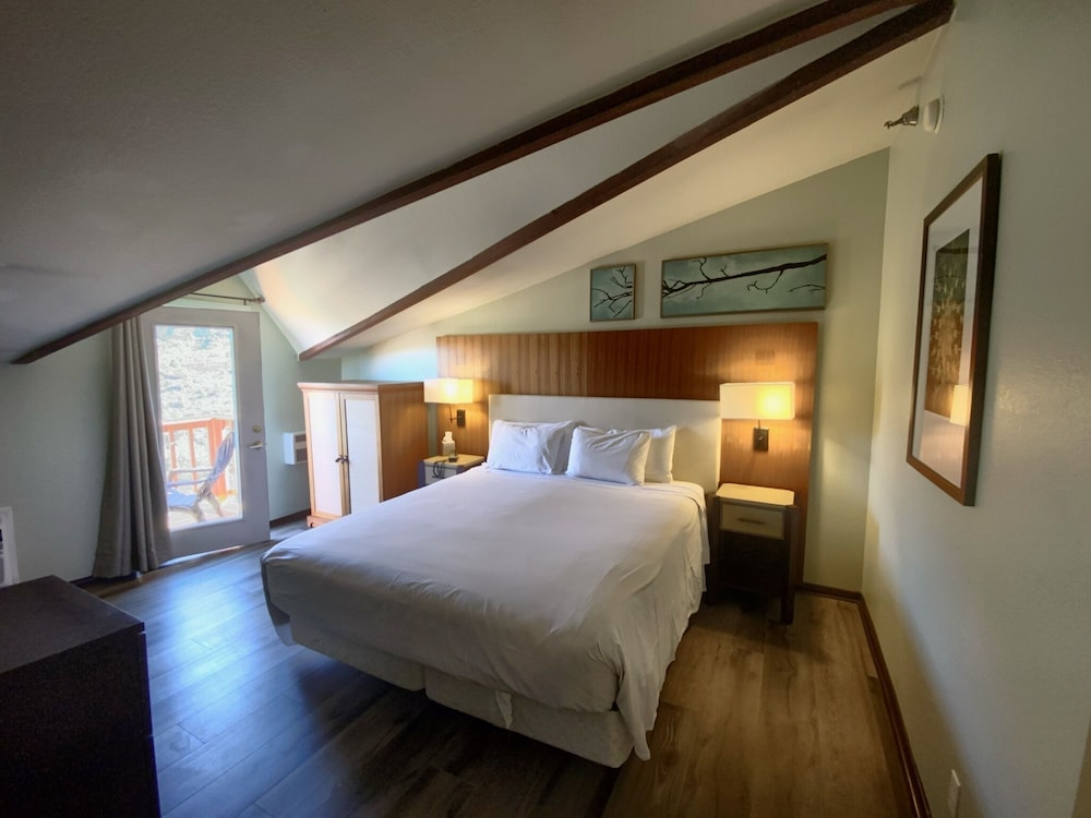 SUITE, KING BED