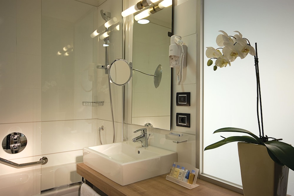 DOUBLETREE BY HILTON MILAN 10/83