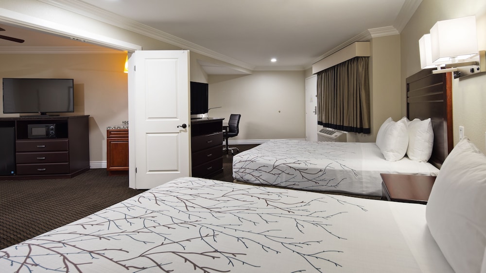 Best Western Woodland Hills Inn 18/37