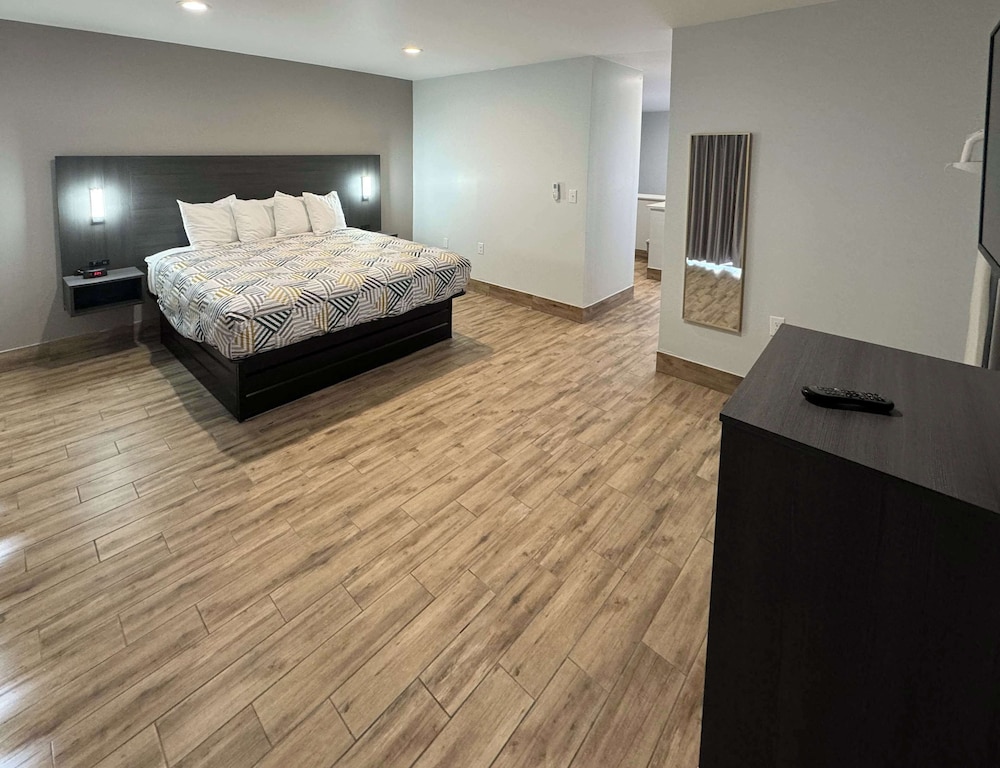 STANDARD, KING BED, ACCESSIBLE