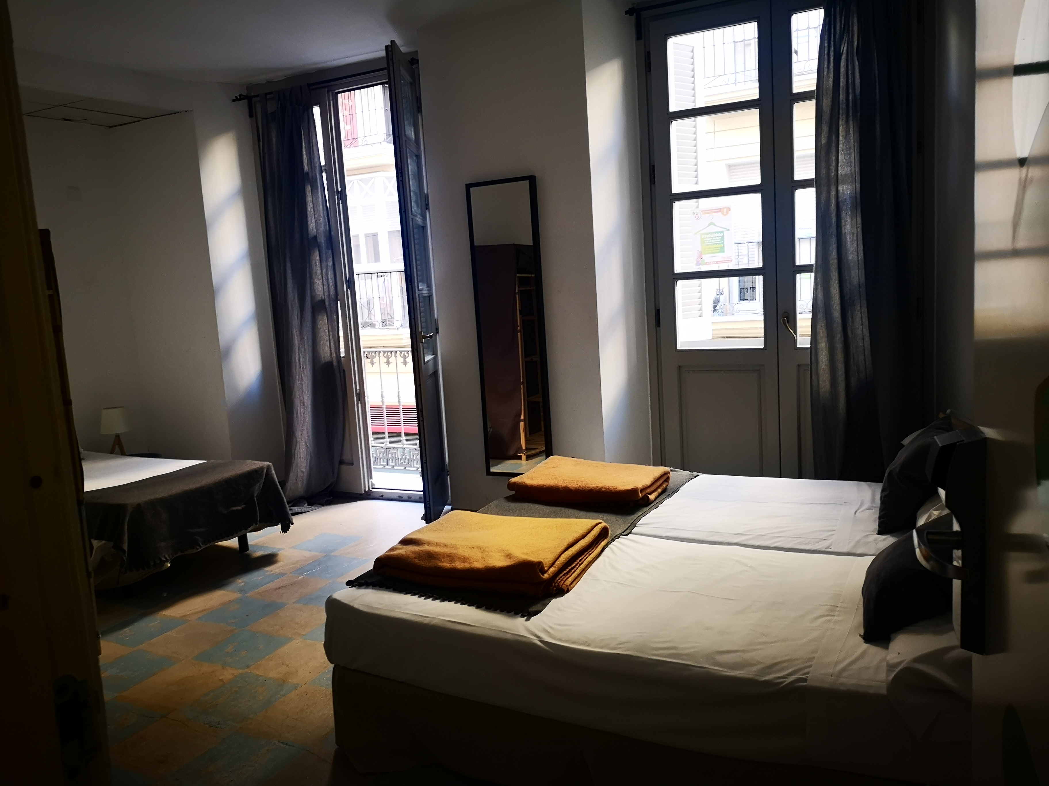 ROOM, TRIPLE, SHARED BATHROOM