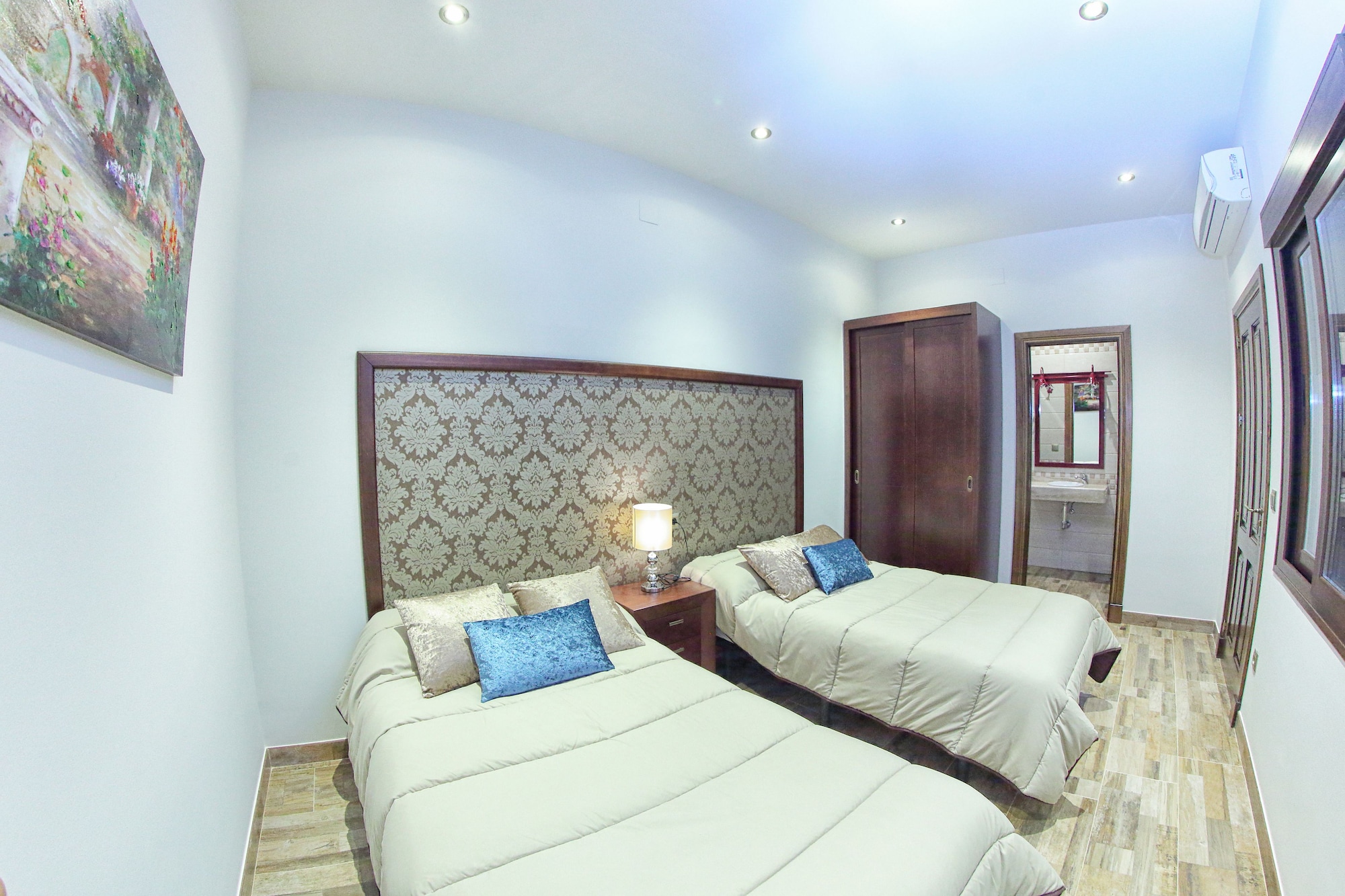 ROOM, DOUBLE BED