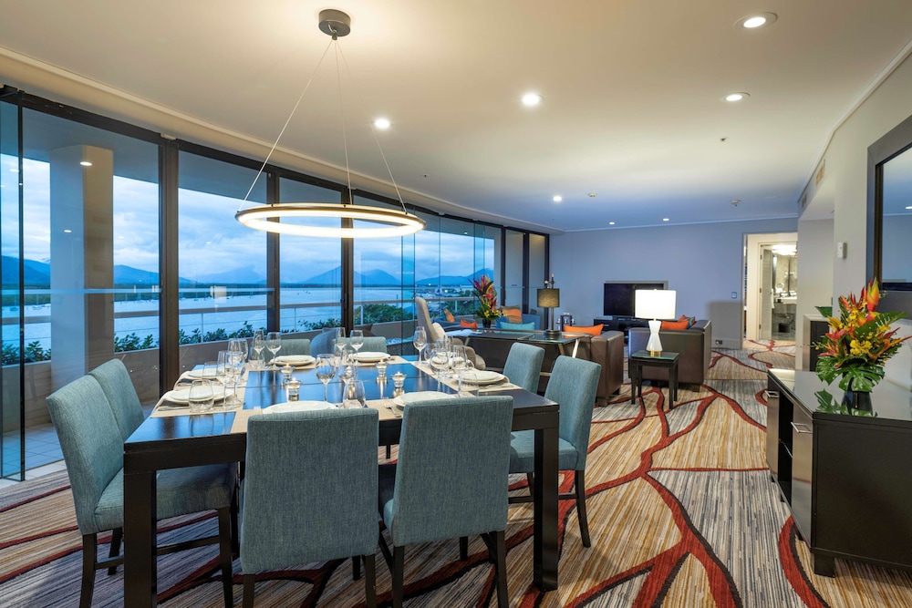 Hilton Cairns Hotel 67/85