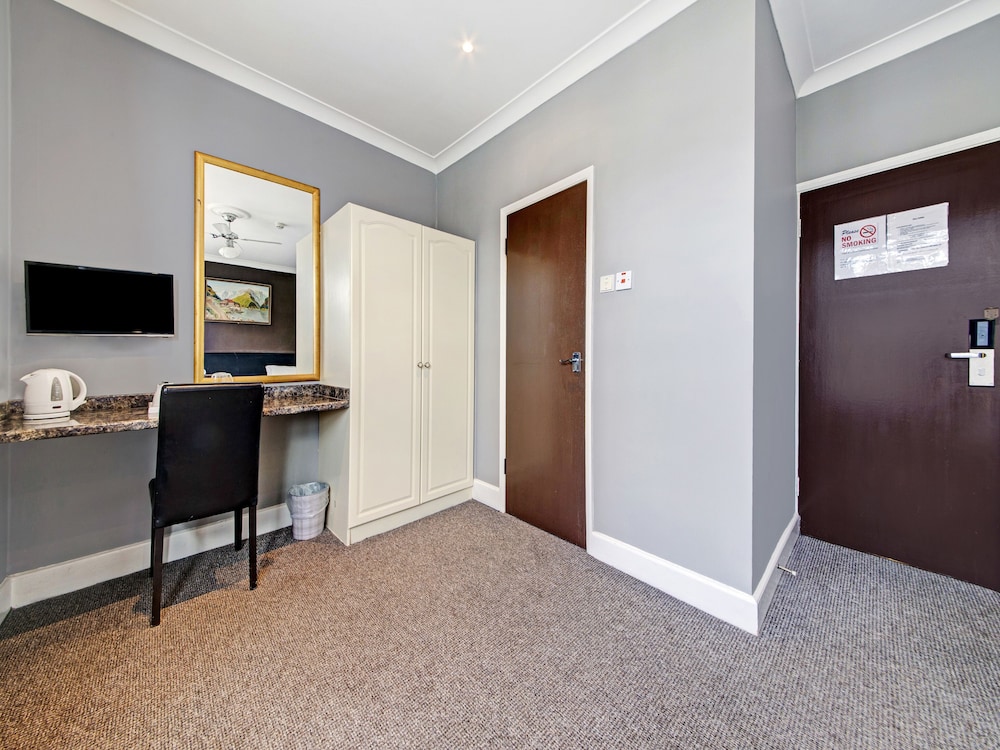 OYO Bostons Manor Hotel, Hanwell London 52/64