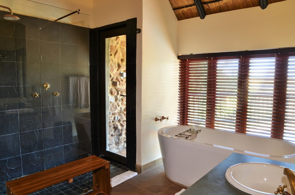 TSHUKUDU BUSH LODGE 48/49