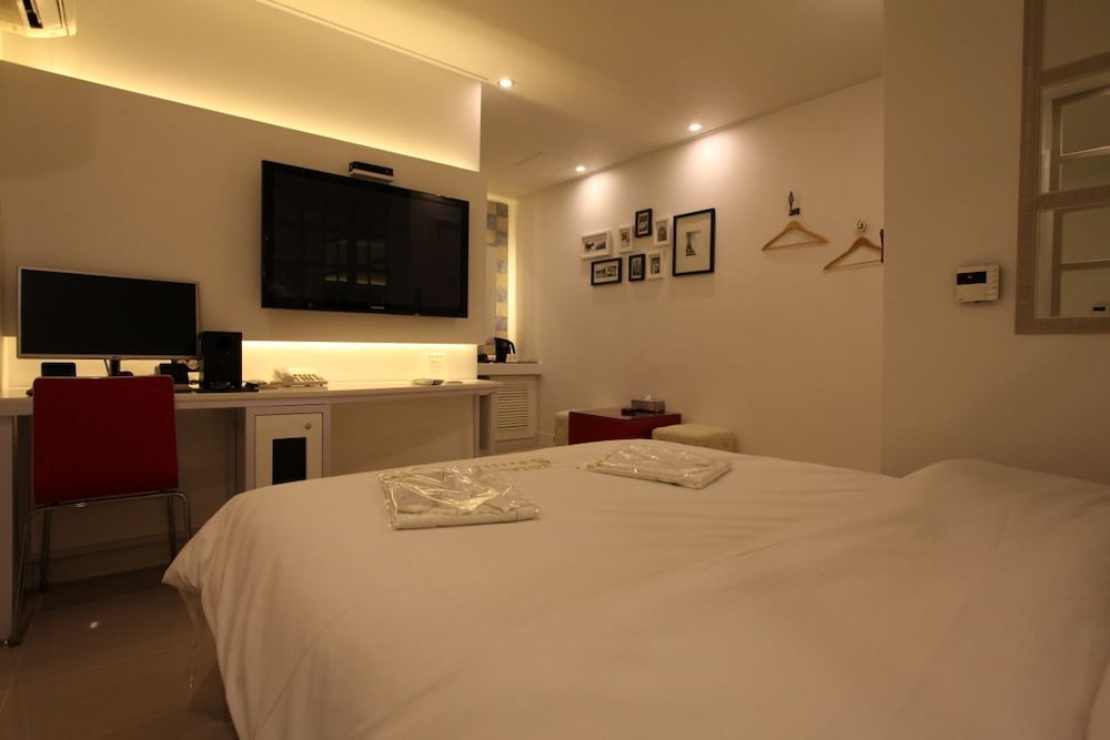 S-Petite Hotel 7/30