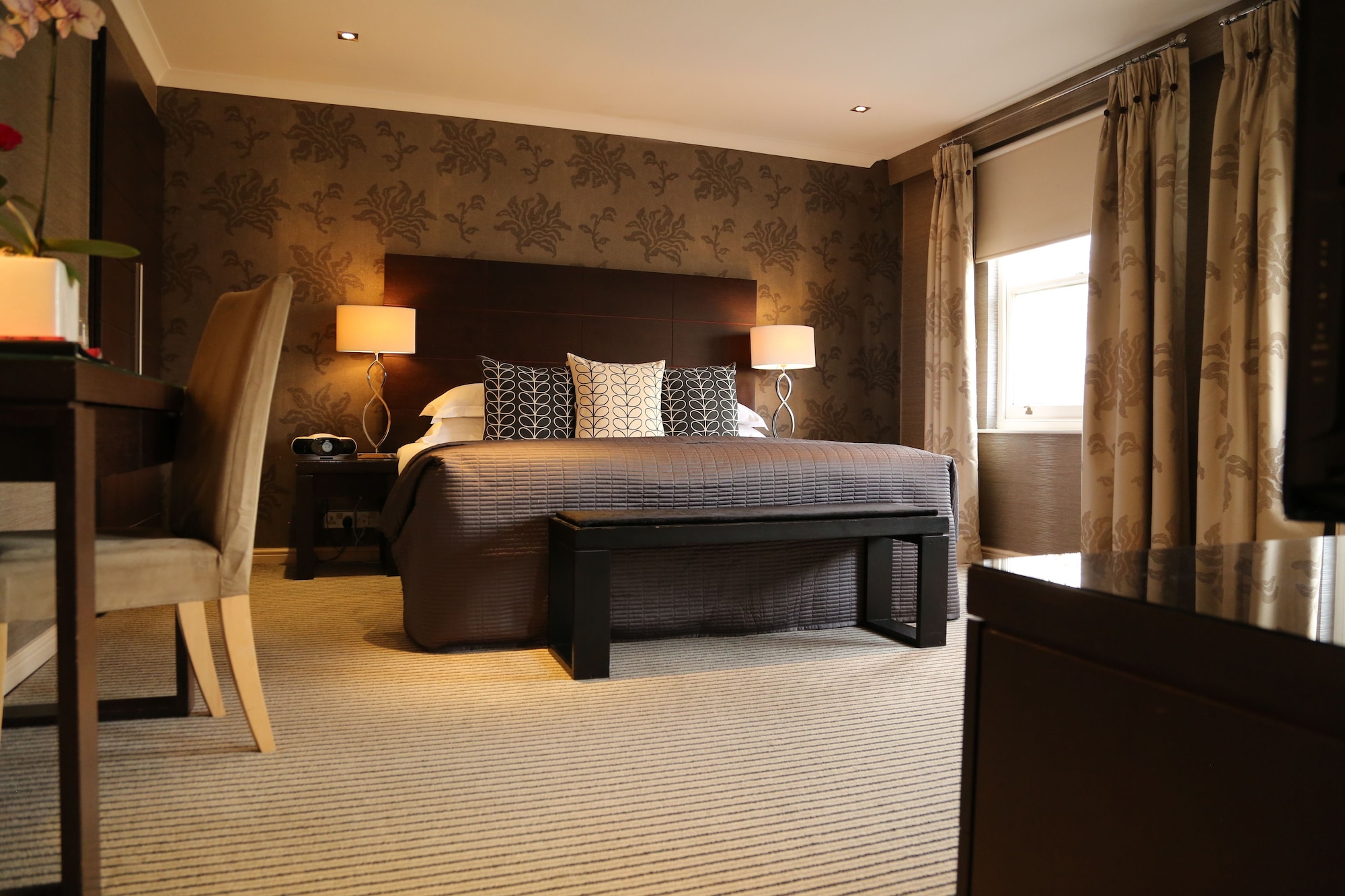 DELUXE, DOUBLE OR TWIN BED