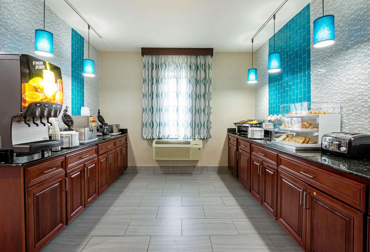 La Quinta Inn & Suites by Wyndham New Cumberland-Harrisburg 34/36