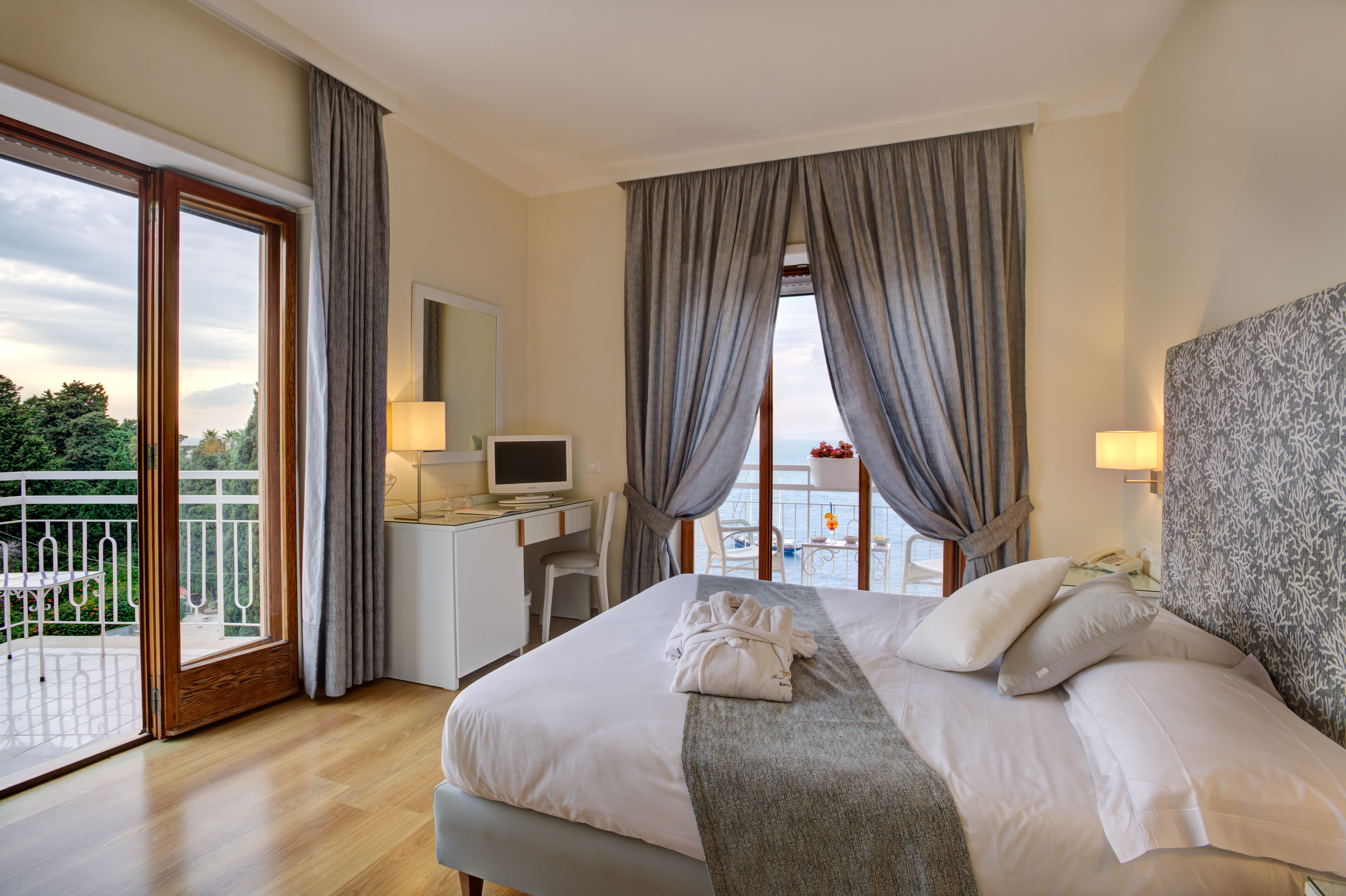 Room, Double Bed, 2 Balconies, Corner