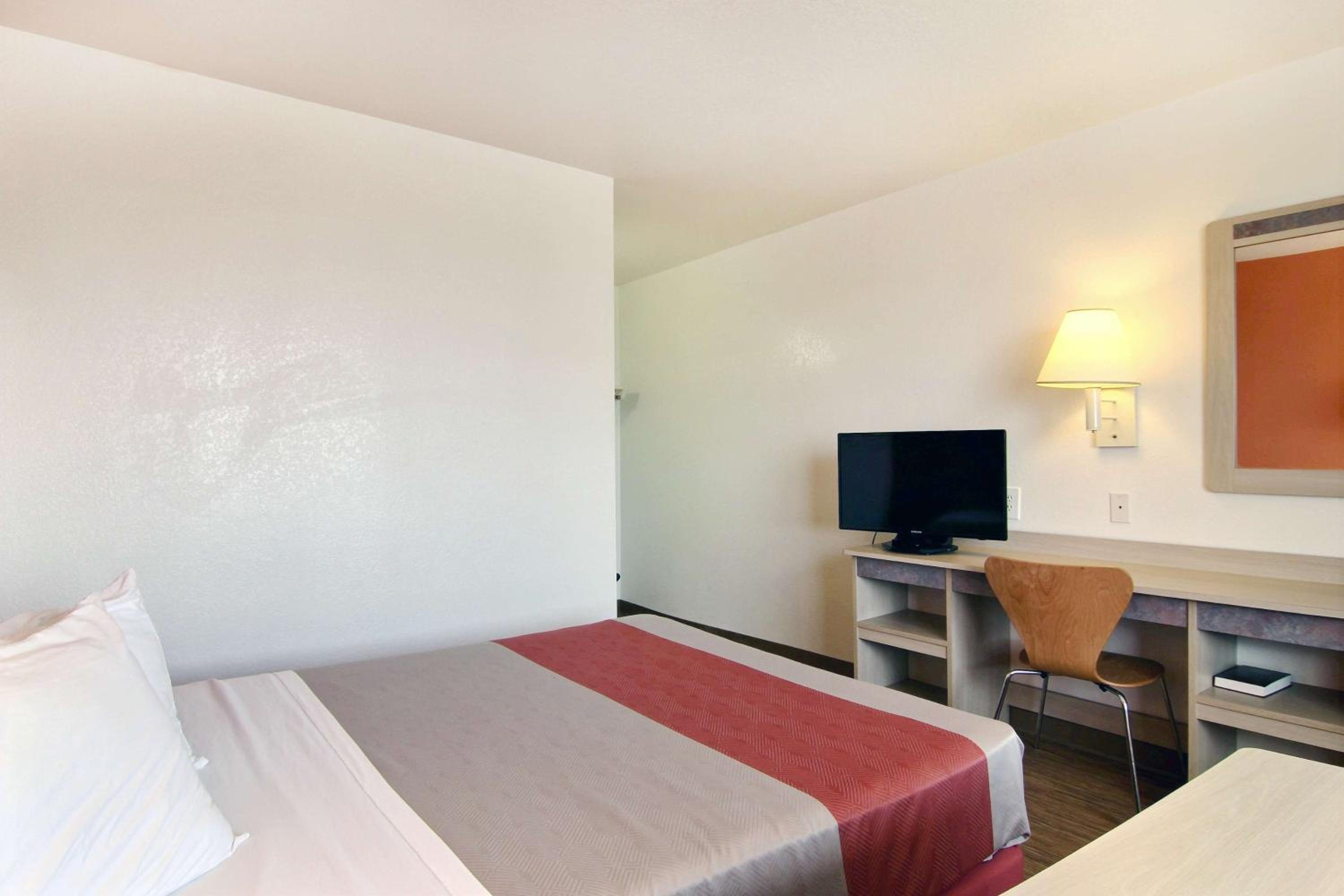 1 Queen Bed - ADA/RI Shower 7/10
