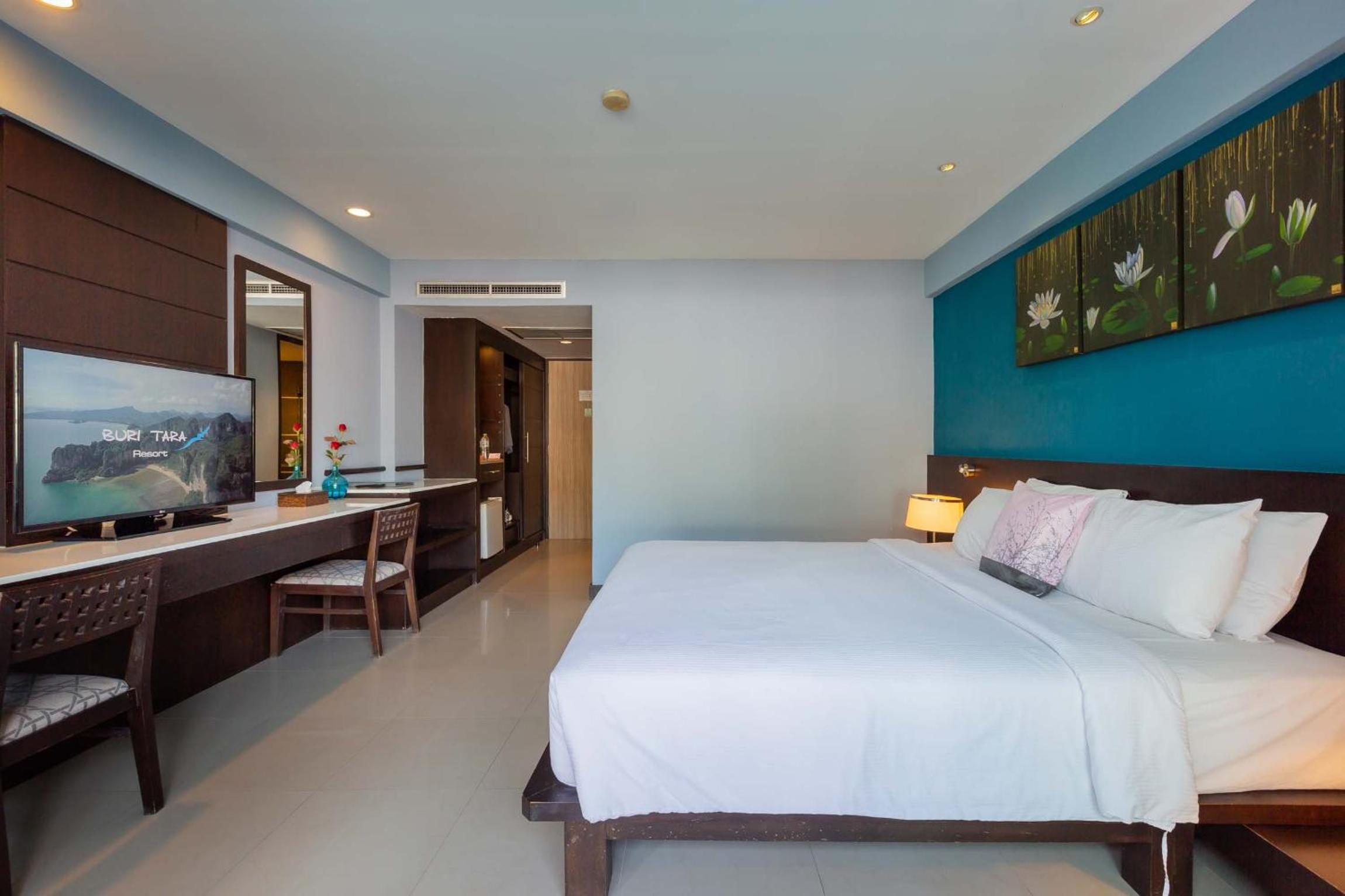 DELUXE, DOUBLE BED, POOL ACCESS