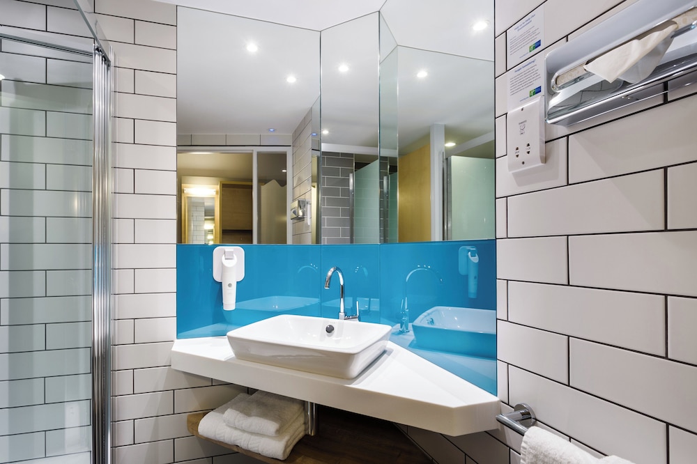 Holiday Inn Express Watford Junction 64/68
